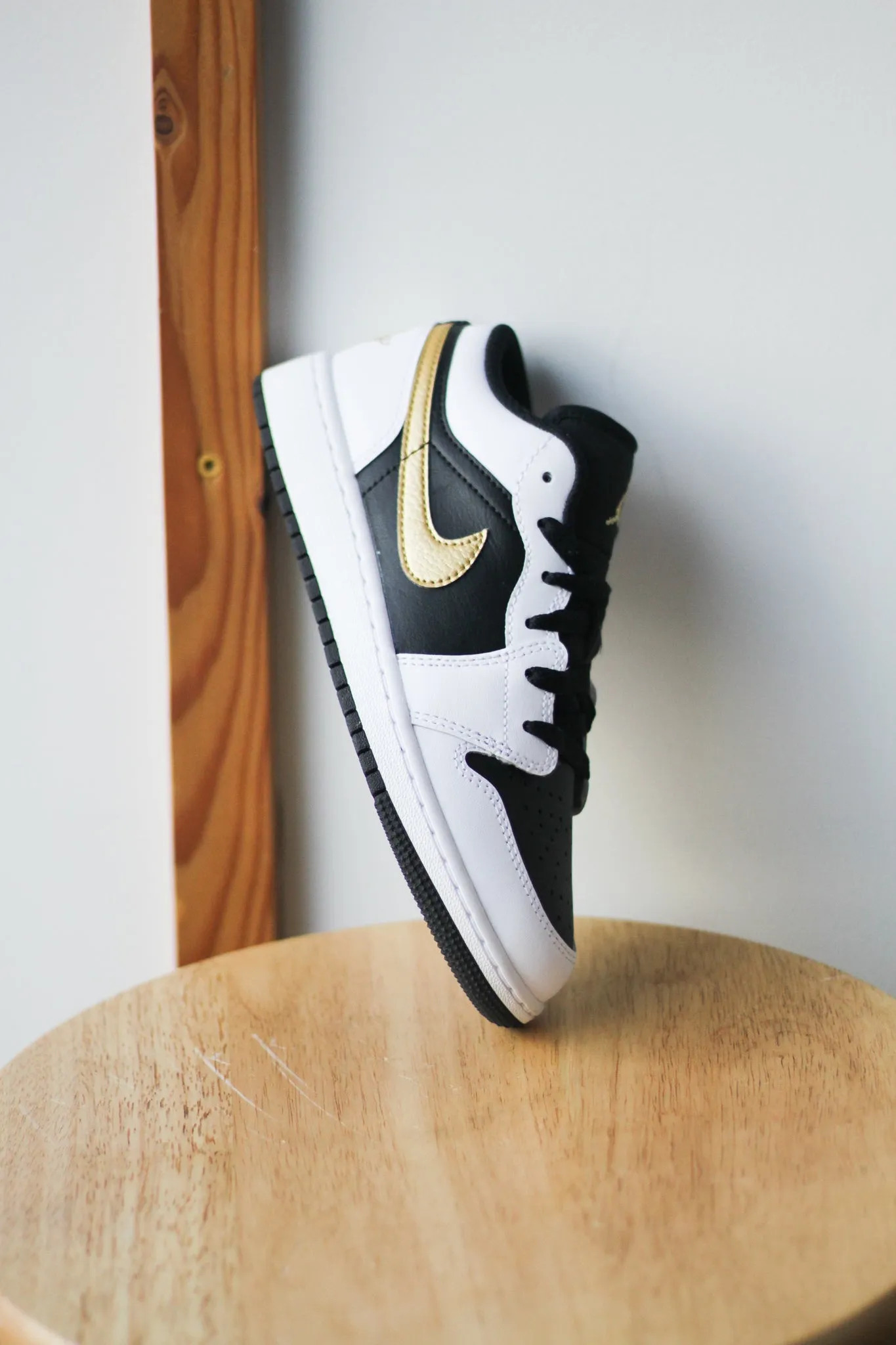 AIR JORDAN 1 LOW (GS) "METALLIC GOLD"